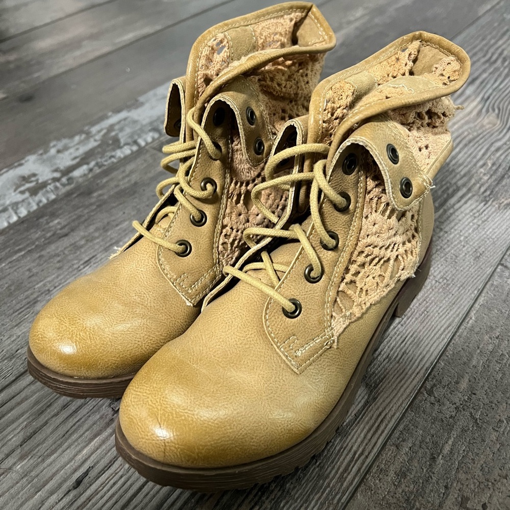 WOMANS BOOTS